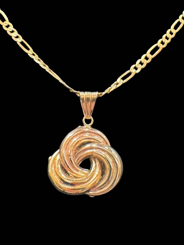 9k gold triple ring pendant and chain.
