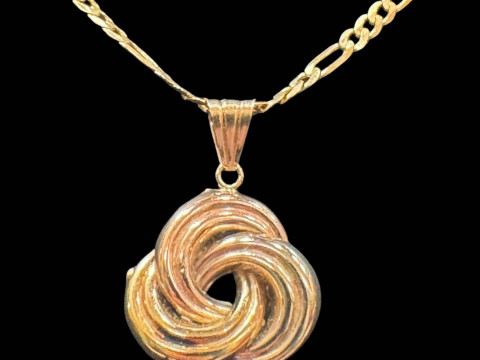 9k gold triple ring pendant and chain.