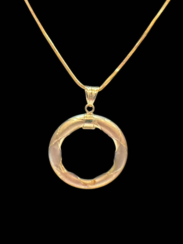 9k gold circle pendant and chain.