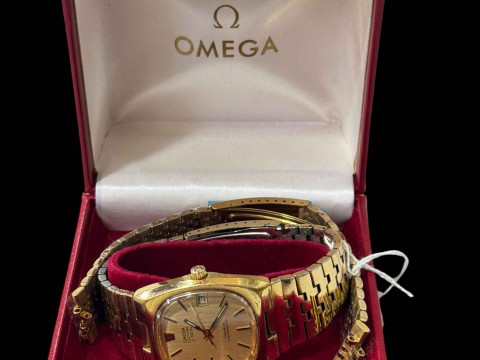 Vintage Omega Electronic 300Hz chronometer, with box and Omega bracelet.