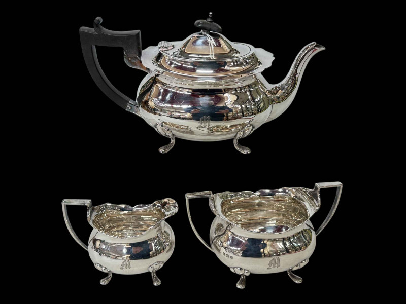 Silver three piece tea set of oblong form, Birmingham 1919.