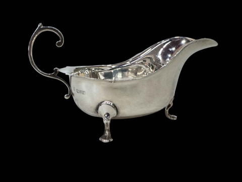 Silver sauce boat, Chester 1919.