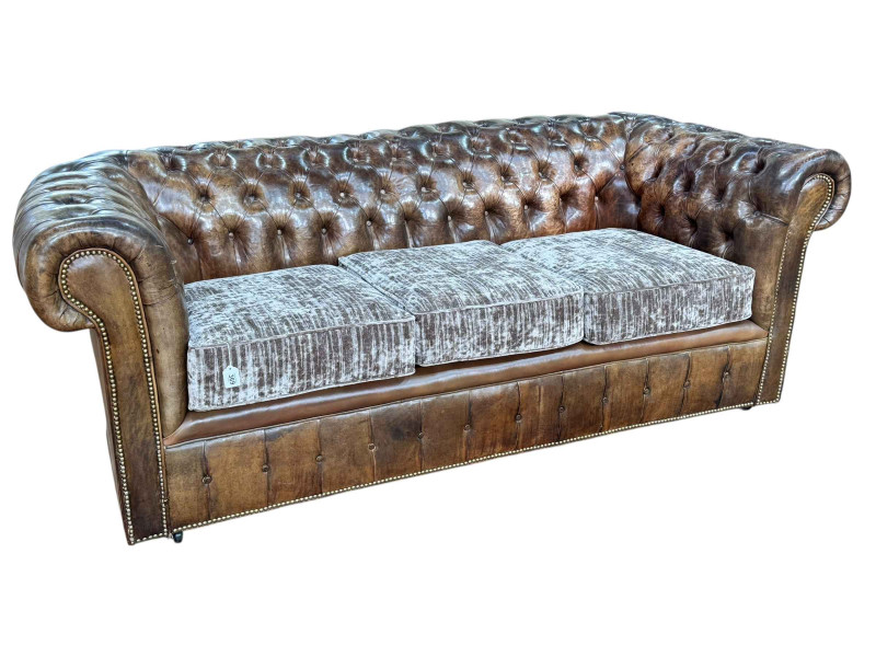 Brown buttoned leather and brass studded three seater Chesterfield settee, 79cm by 207cm by 90cm.