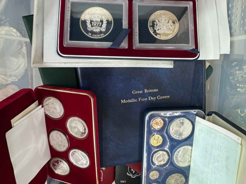 A very good collection of silver proof coins and others inc 1974 Panama...