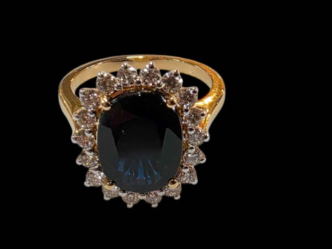 18 carat yellow gold, sapphire and diamond cluster ring, sapphire 4.4...