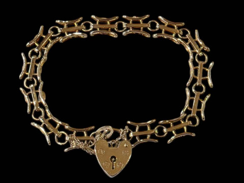 9 carat gold gate bracelet with curved links.