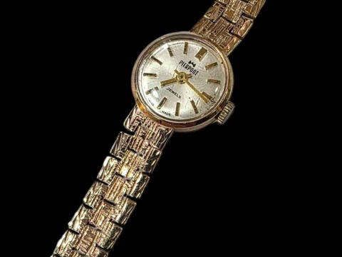 9 carat gold ladies bracelet watch.
