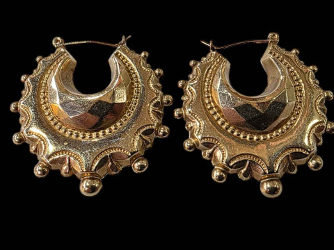 Pair 9 carat gold earrings.