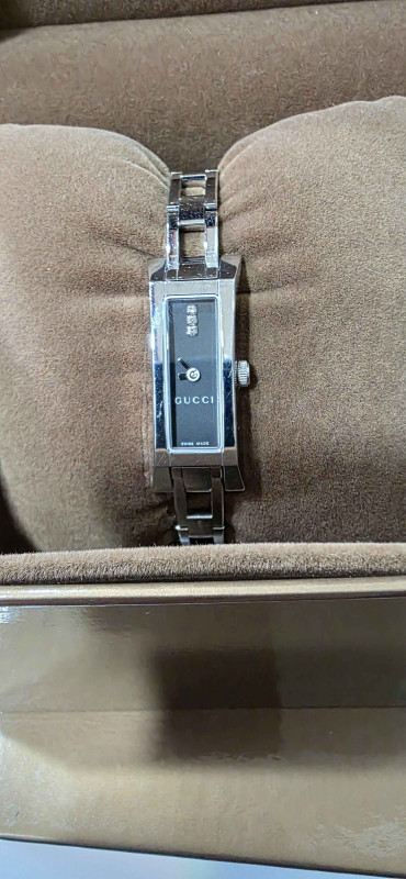 Gucci ladies bracelet watch, with boxes and book.