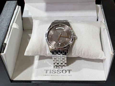 Tissot automatic day date gents wristwatch, with box and papers.