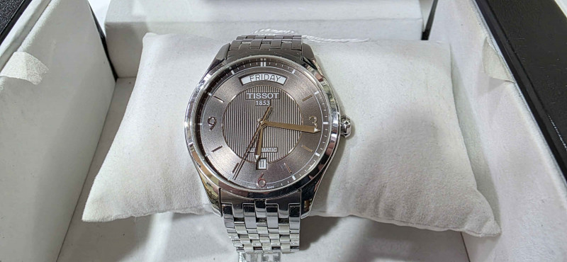 Tissot automatic day date gents wristwatch, with box and papers.