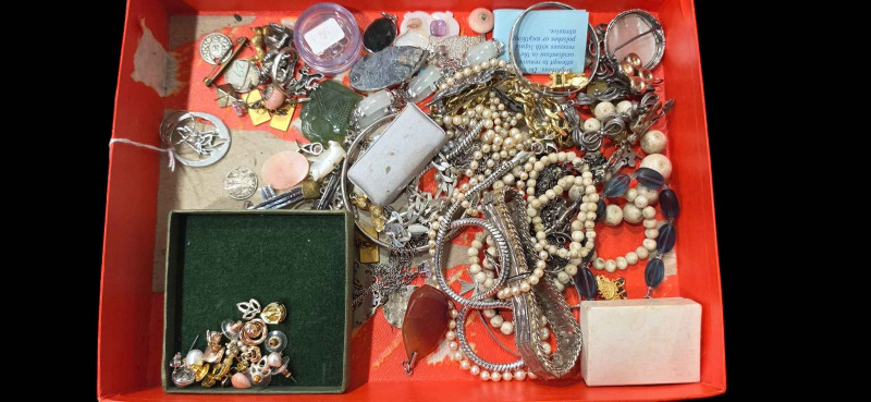 Box of costume jewellery.
