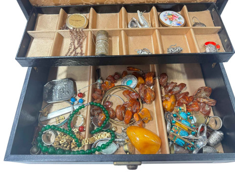 Jewellery box and contents.
