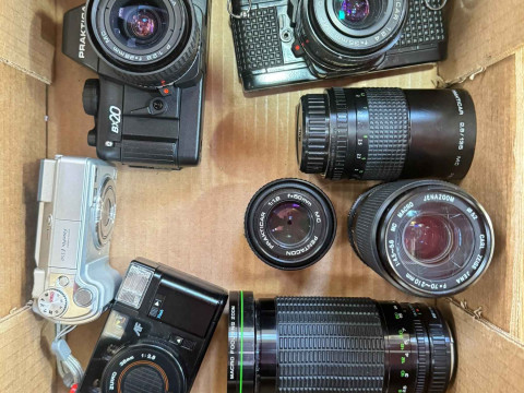 Box of cameras including Praktica, Carl Zeiss 35mm, Carl Zeiss 28mm, Carl...