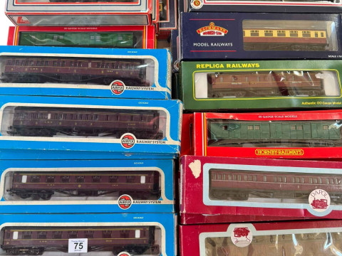 Collection of boxed railway carriages including Airfix, Bachmann, Lima,...