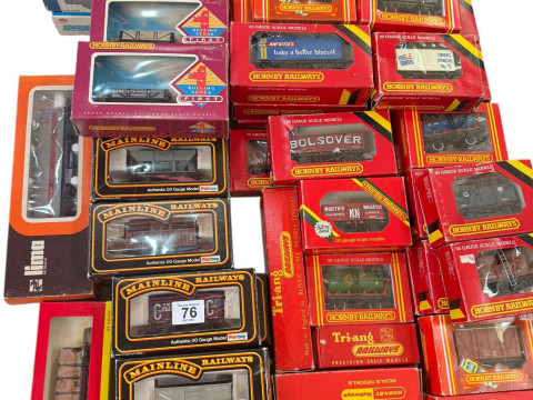 Collection of boxed railway scale models including Hornby Mainline, Palitoy,...