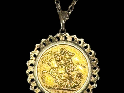 Edwardian 1903 gold sovereign pendant with chain.