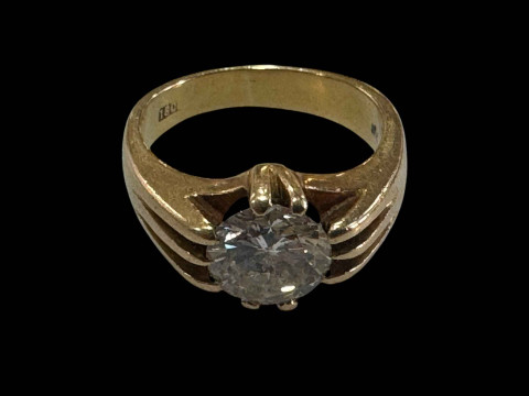 Gentleman's 18 carat yellow gold and single stone diamond ring (diamond...