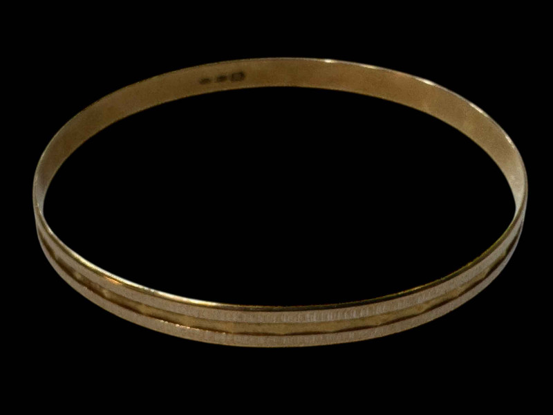 18 carat gold engraved bangle.