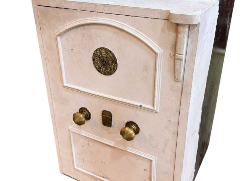 Hamilton & Co floor safe and key, 92cm by 64.5cm by 63.5cm.