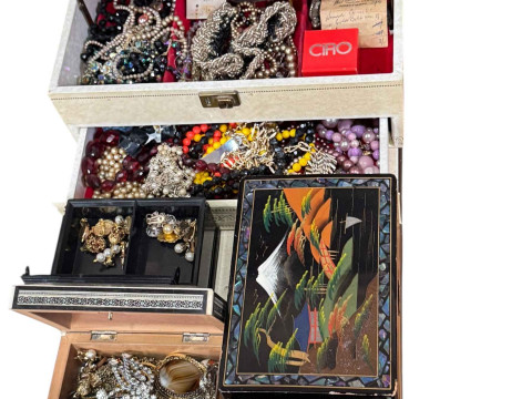 Jewellery boxes and collection of costume jewellery, pearls, etc.