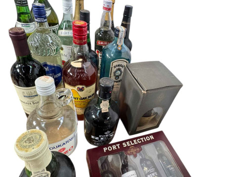 Assorted bottles of spirits including Martini, Cinzano, Bacardi, Smirnoff,...