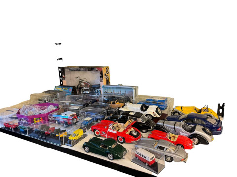 Collection of model vehicles including Burago, cased cars and motorcycles,...