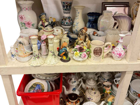 Large collection to include Royal Albert Old Country Roses, Meakin Studio tablewares, teapots, glassware, metalwares, etc. thumbnail
