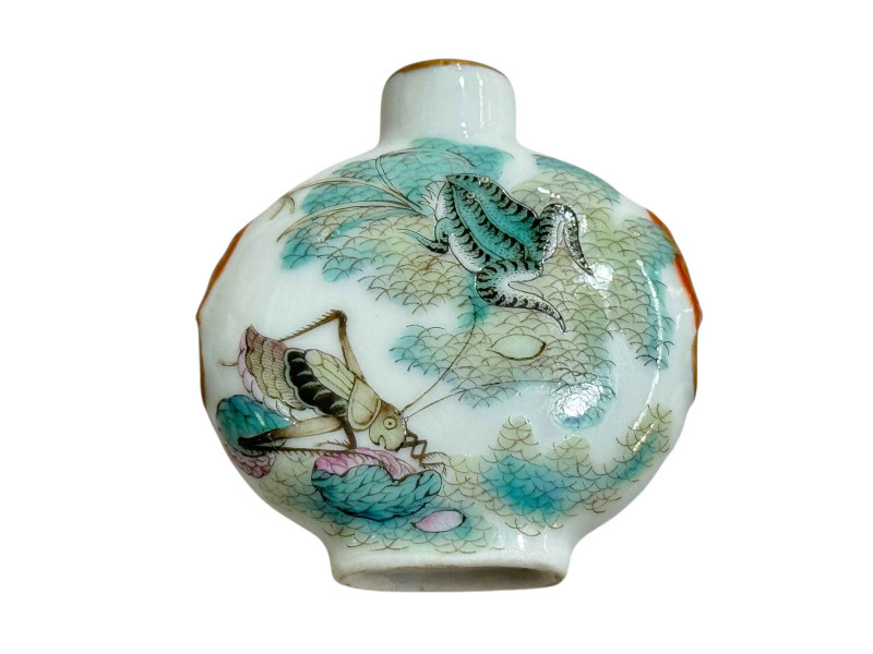 Chinese scent flask decorated with frog and insects, iron red seal mark, 5.3cm.