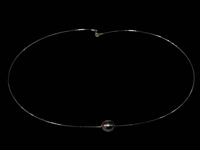 18 carat white gold 'Tahitian' pearl necklace.