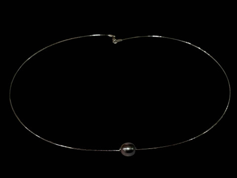 18 carat white gold 'Tahitian' pearl necklace.