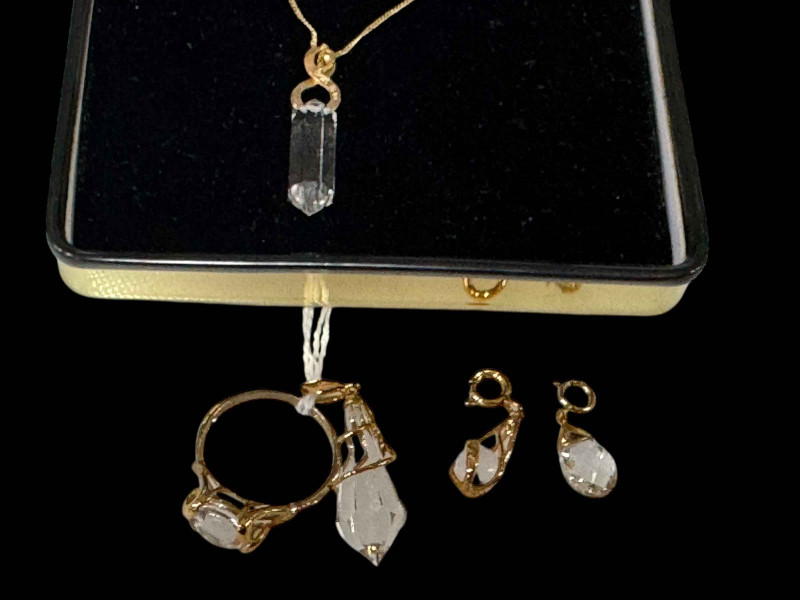 9 carat gold jewellery including dress ring, necklace, pendant, and two tiny pendants (5).