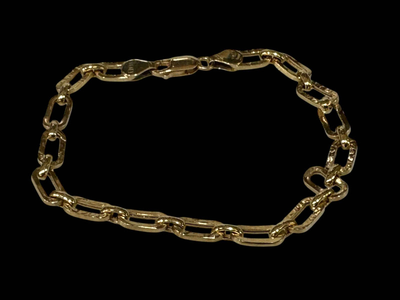 18 carat gold chain link bracelet.