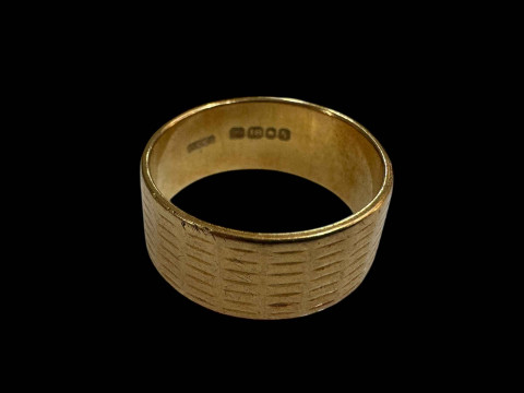 18 carat gold reeded wedding band, size M/N.