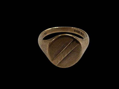9 carat gold signet ring, size U.
