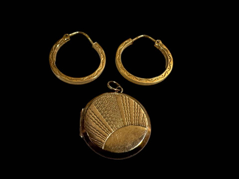 Locket and pair of earrings (2).