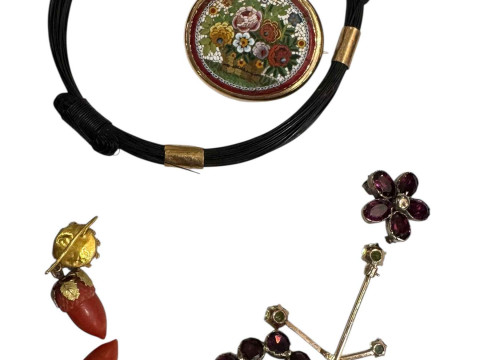 Seven pieces of jewellery comprising 14 carat gold initial pendant, 9...