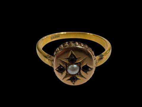 22 carat gold ring set with pearl and gems, size S.
