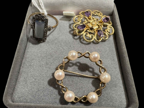 9 carat gold ring and two brooches (3).