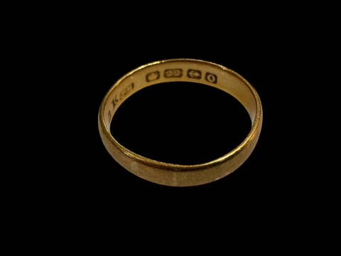 22 carat gold wedding band, size O.