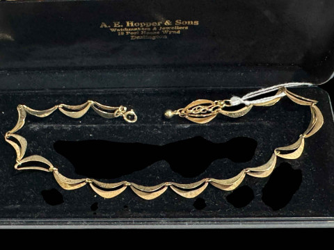 9 carat gold crescent link necklace, boxed.