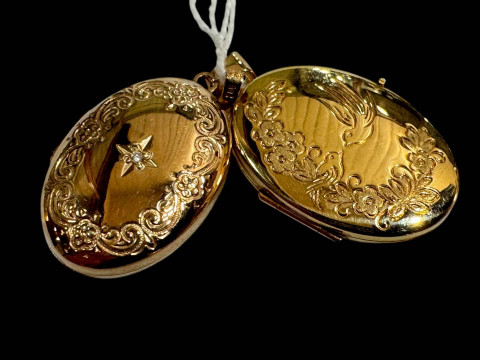 Two small 9 carat gold oval lockets.