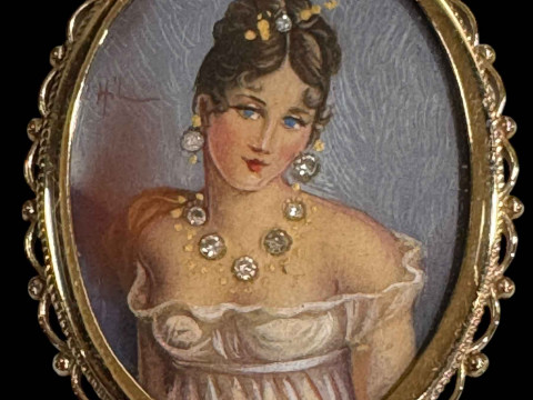 9 carat gold brooch/pendant with portrait of a lady.