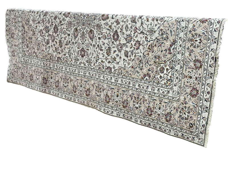 Fine hand knotted Persian Kashan carpet, 3.36 by 2.40.
