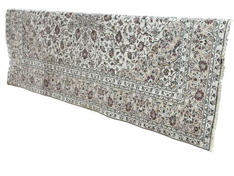 Fine hand knotted Persian Kashan carpet, 3.36 by 2.40.