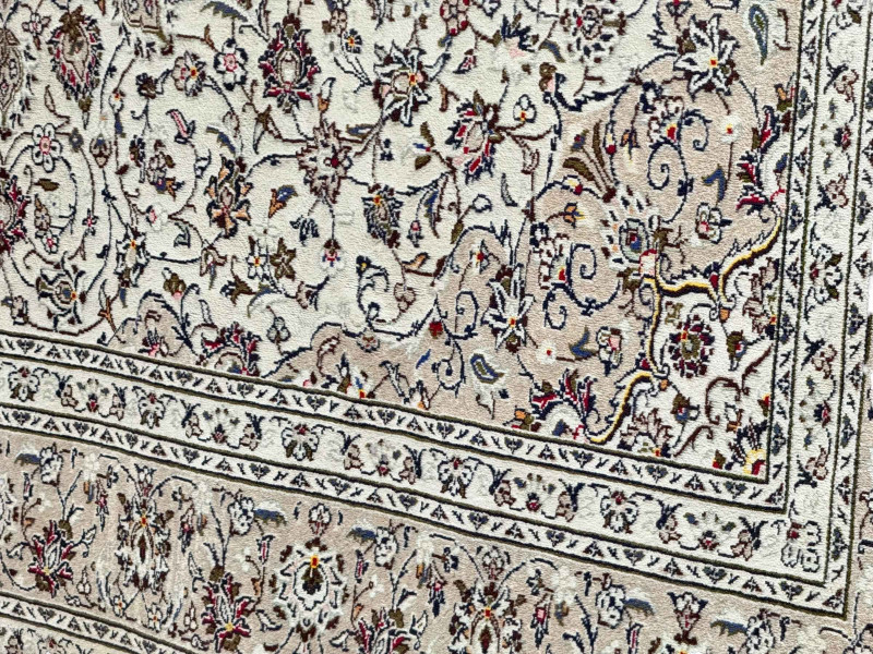 Fine hand knotted Persian Kashan carpet, 3.36 by 2.40.