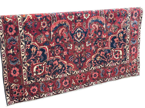 Hand knotted Persian Bakhtiar carpet, 3.22 by 2.10.