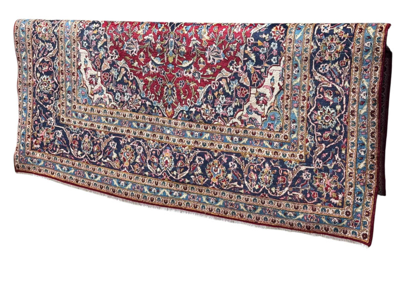 Fine hand knotted Persian Kashan carpet, 4.04 by 2.36.