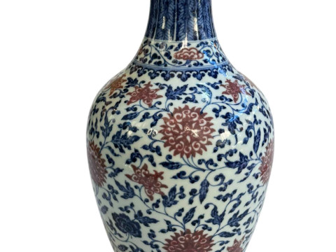 Large Chinese blue and white vase with red flowers, 38.5cm.