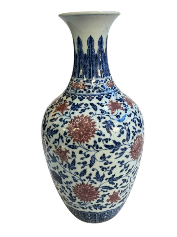 Large Chinese blue and white vase with red flowers, 38.5cm.